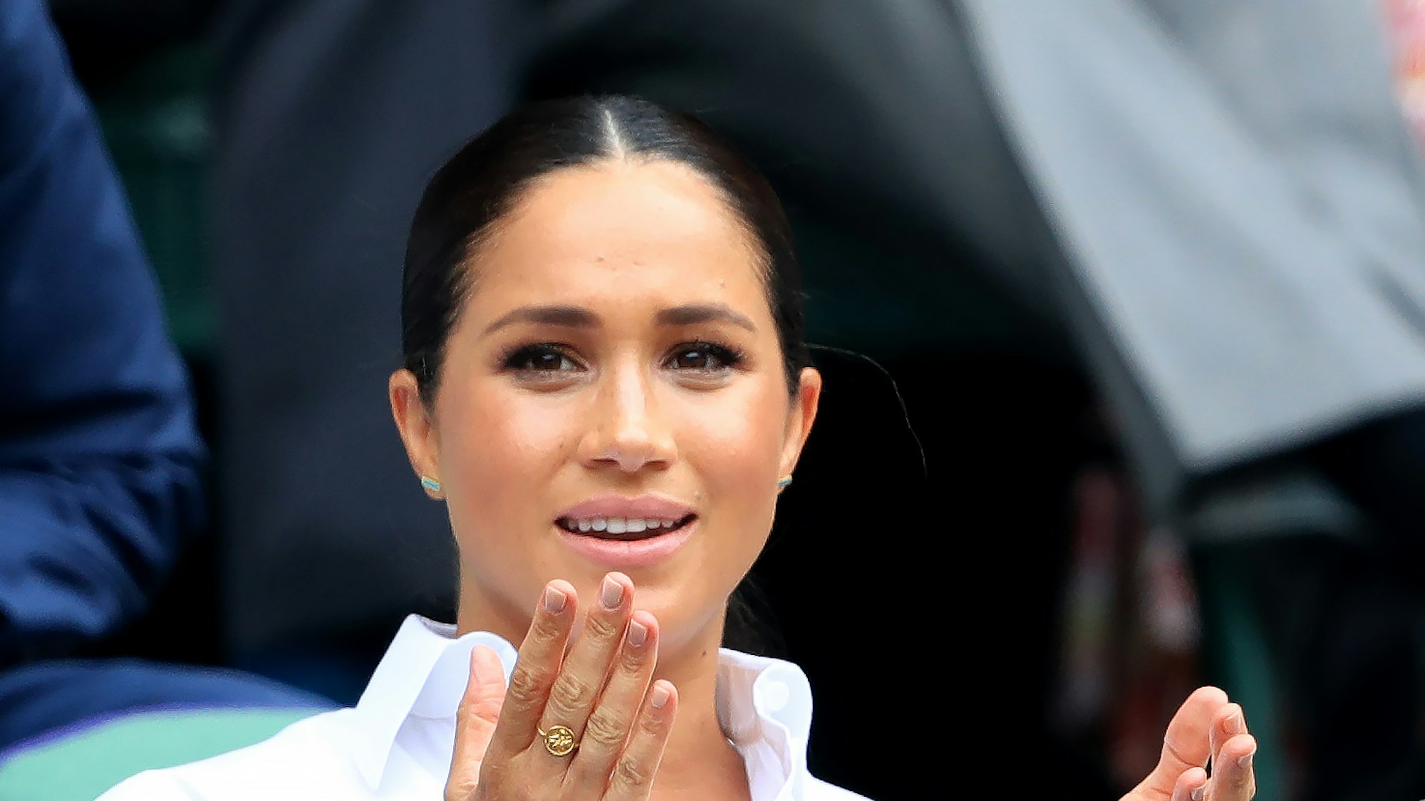 Meghan Markle gestikuliert.