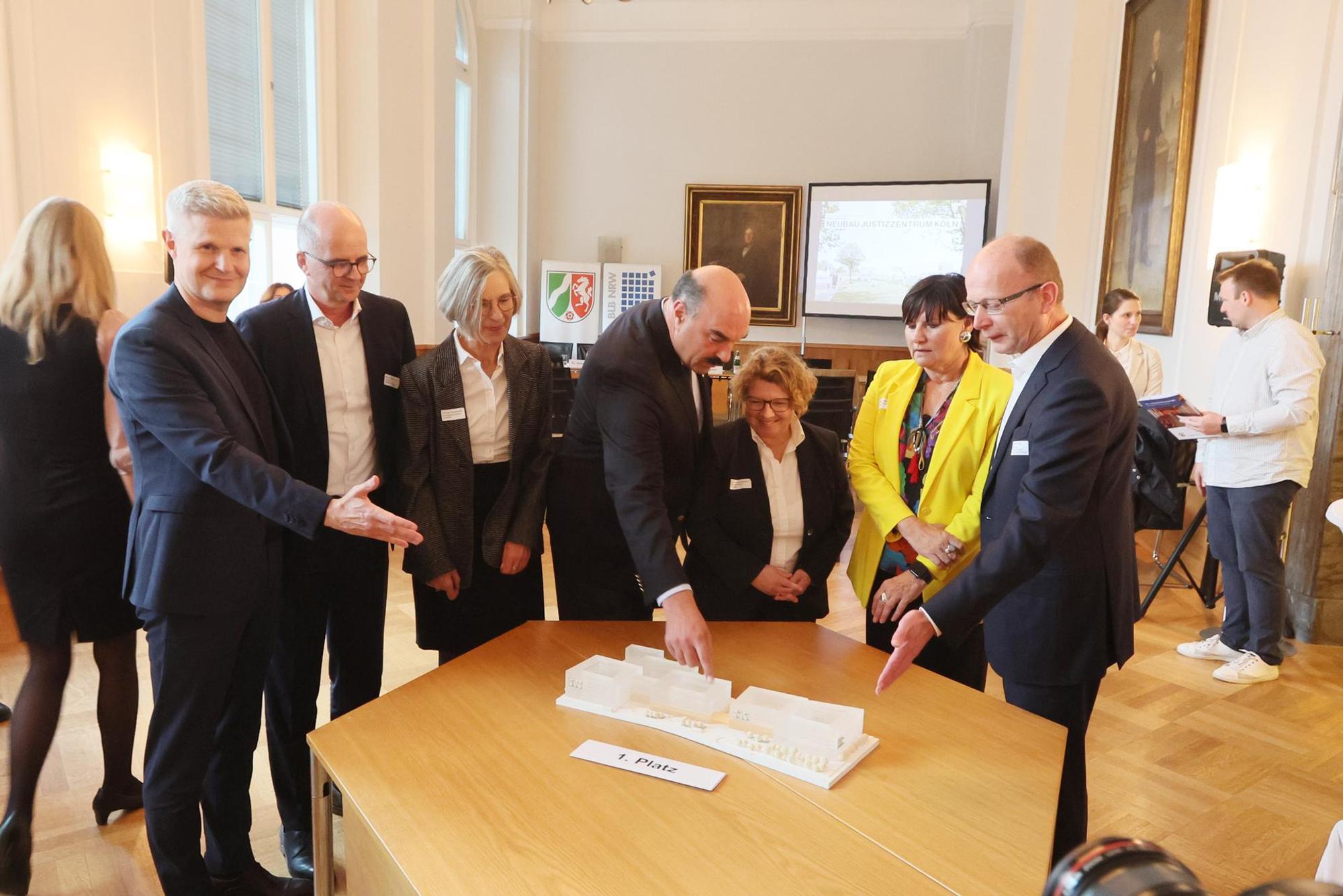 Siegermodell Justizzentrum Personen 241022
