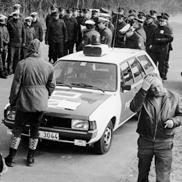 Polzisten Wald Durchsuchung