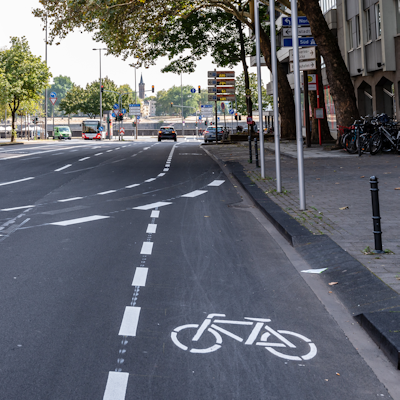 Fahrradstreifen Symbolbild