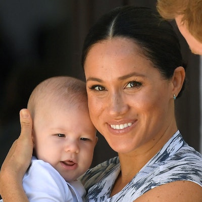 Prinz Harry (r), Herzog von Sussex, und seine Frau Meghan (m), Herzogin von Sussex, gemeinsam mit ihrem Sohn Archie (l).