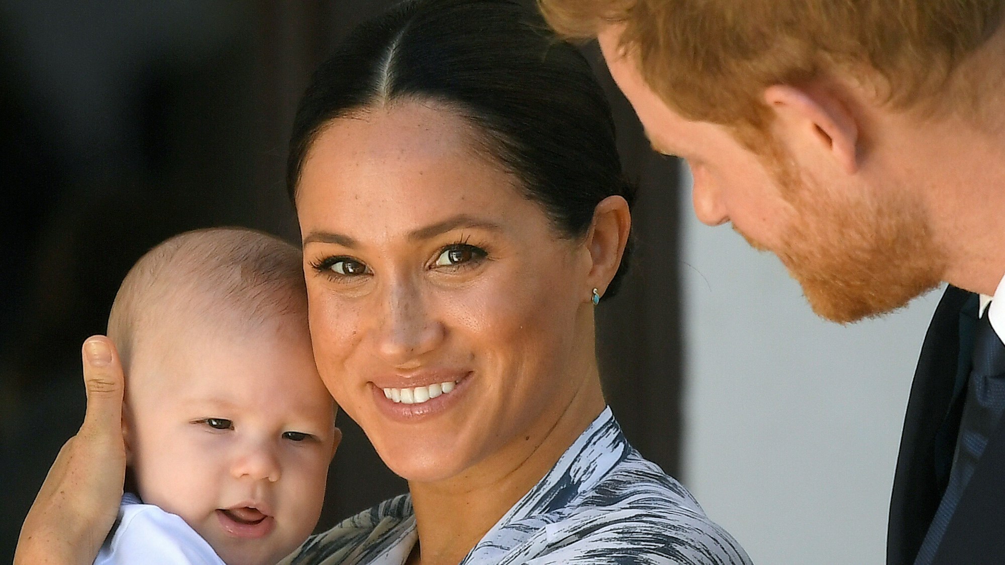 Prinz Harry (r), Herzog von Sussex, und seine Frau Meghan (m), Herzogin von Sussex, gemeinsam mit ihrem Sohn Archie (l).