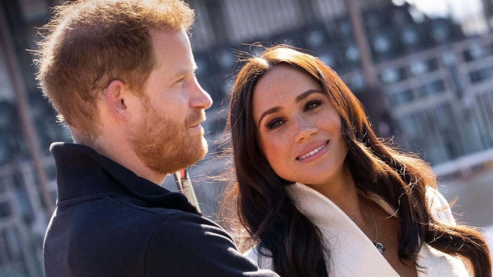 Harry und Meghan bei einem Fototermin.