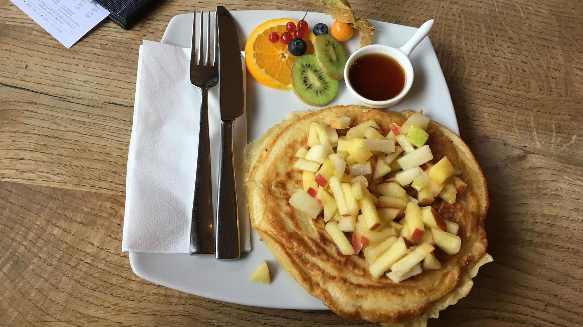 Pancakes mit viel Obst auf einem Teller serviert