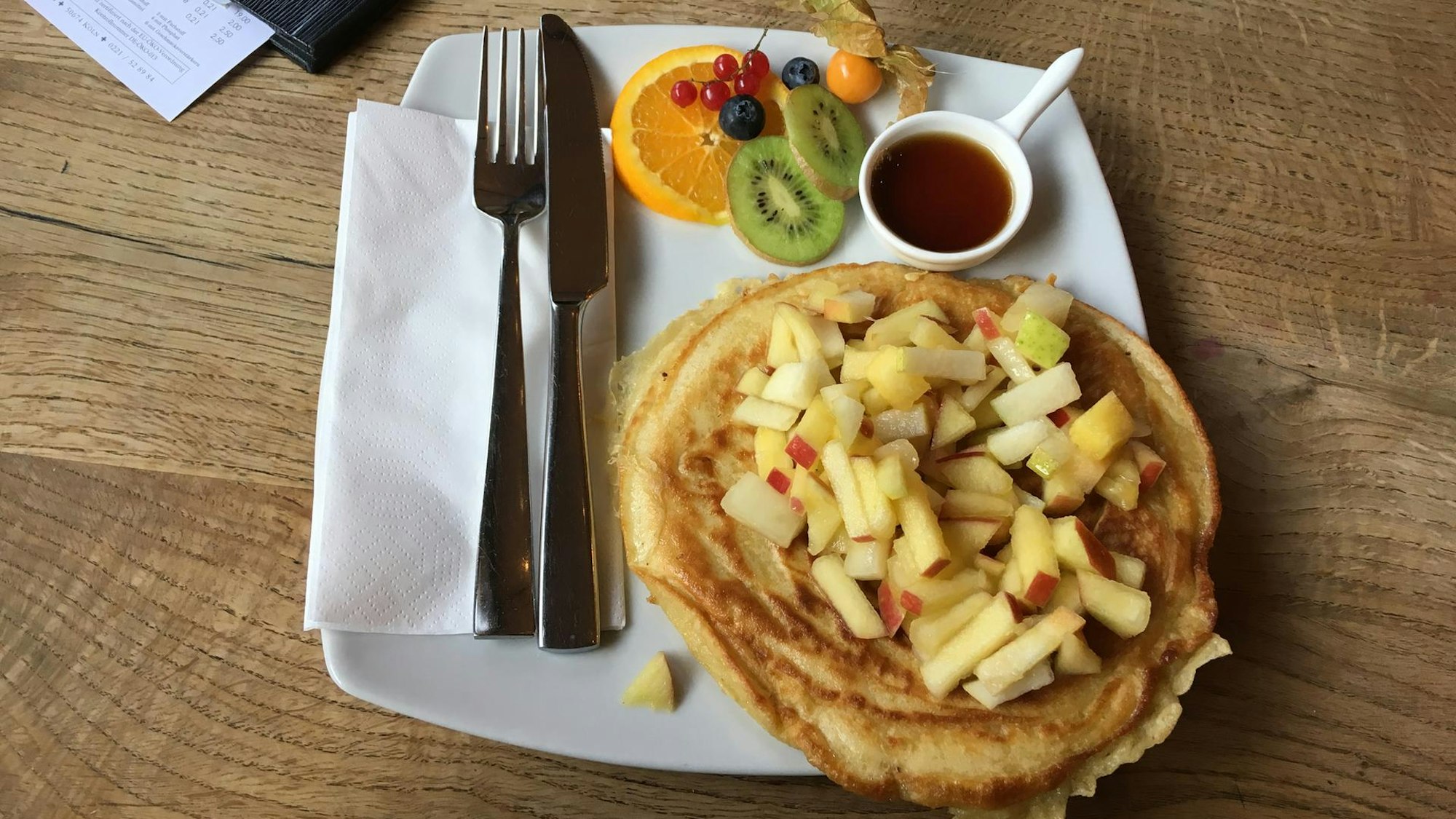 Pancakes mit viel Obst auf einem Teller serviert