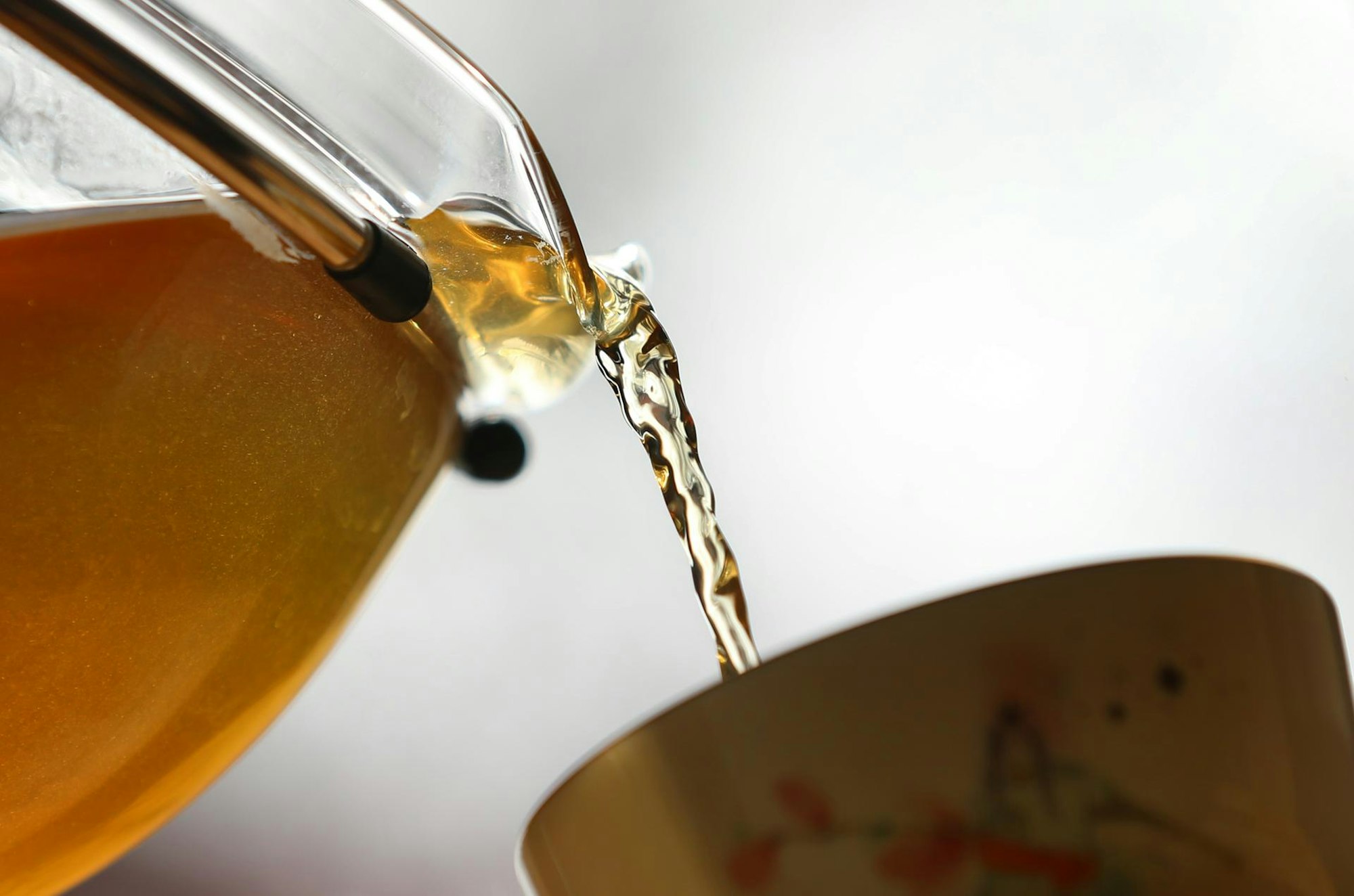 Tee in tasse schütten