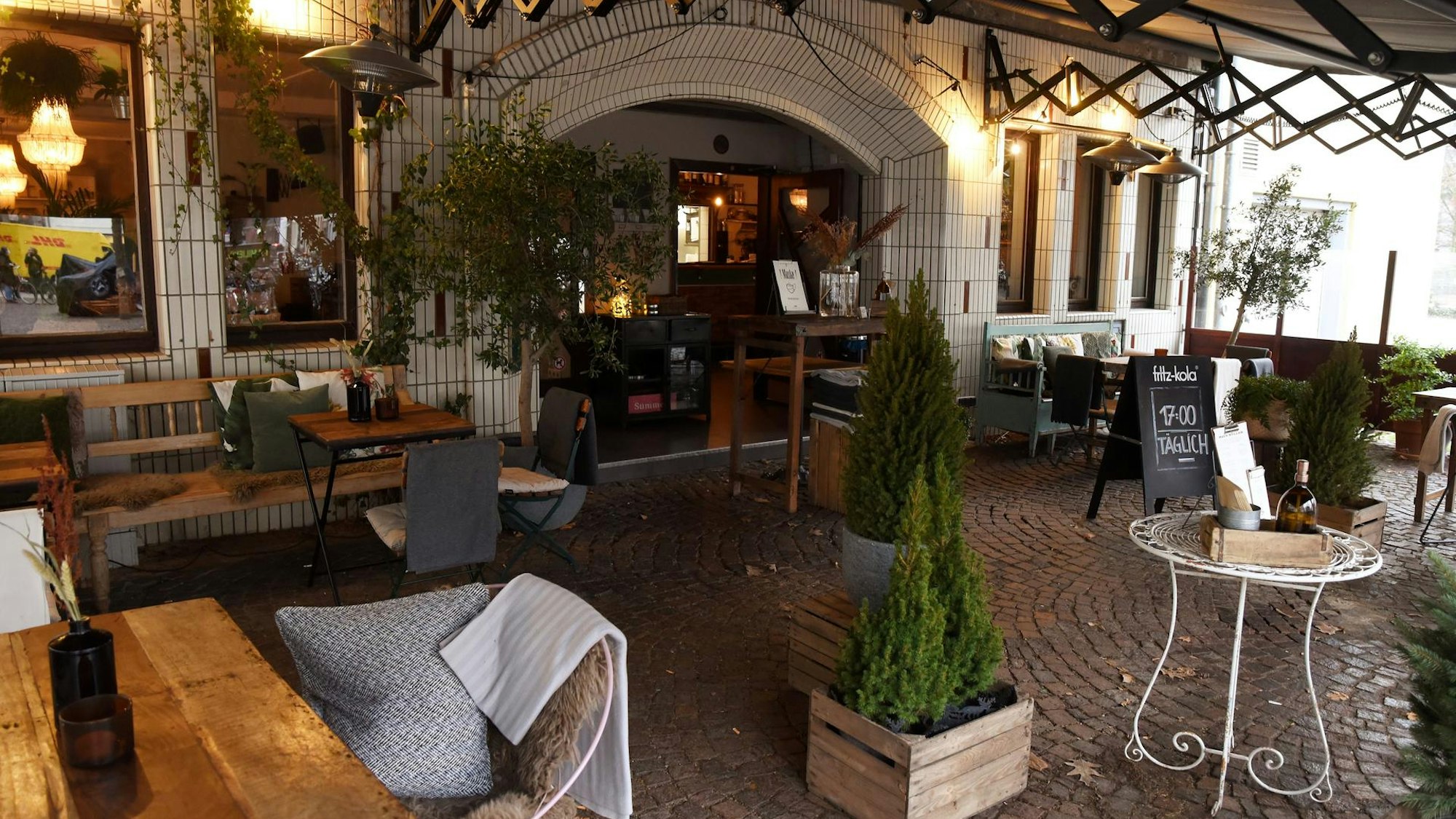 Die Terrasse mit Decken und Pflanzen des Restaurants Haus Müller in Köln.