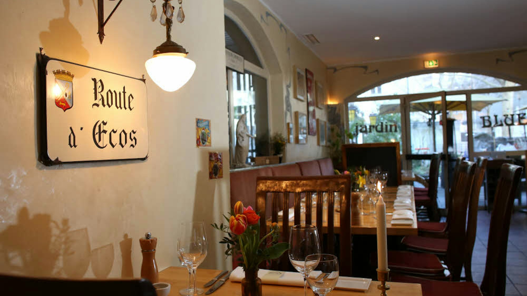 Der urige Innenraum des Maison Blue in der Kölner Südstadt