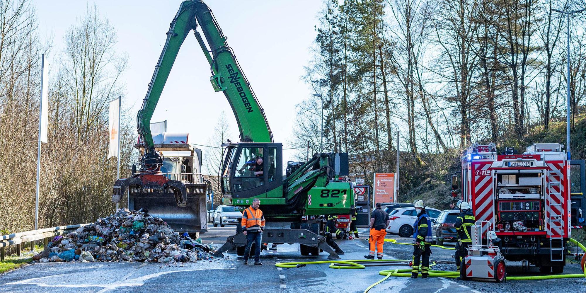Müllwagen brennt bei Lindlar 180322