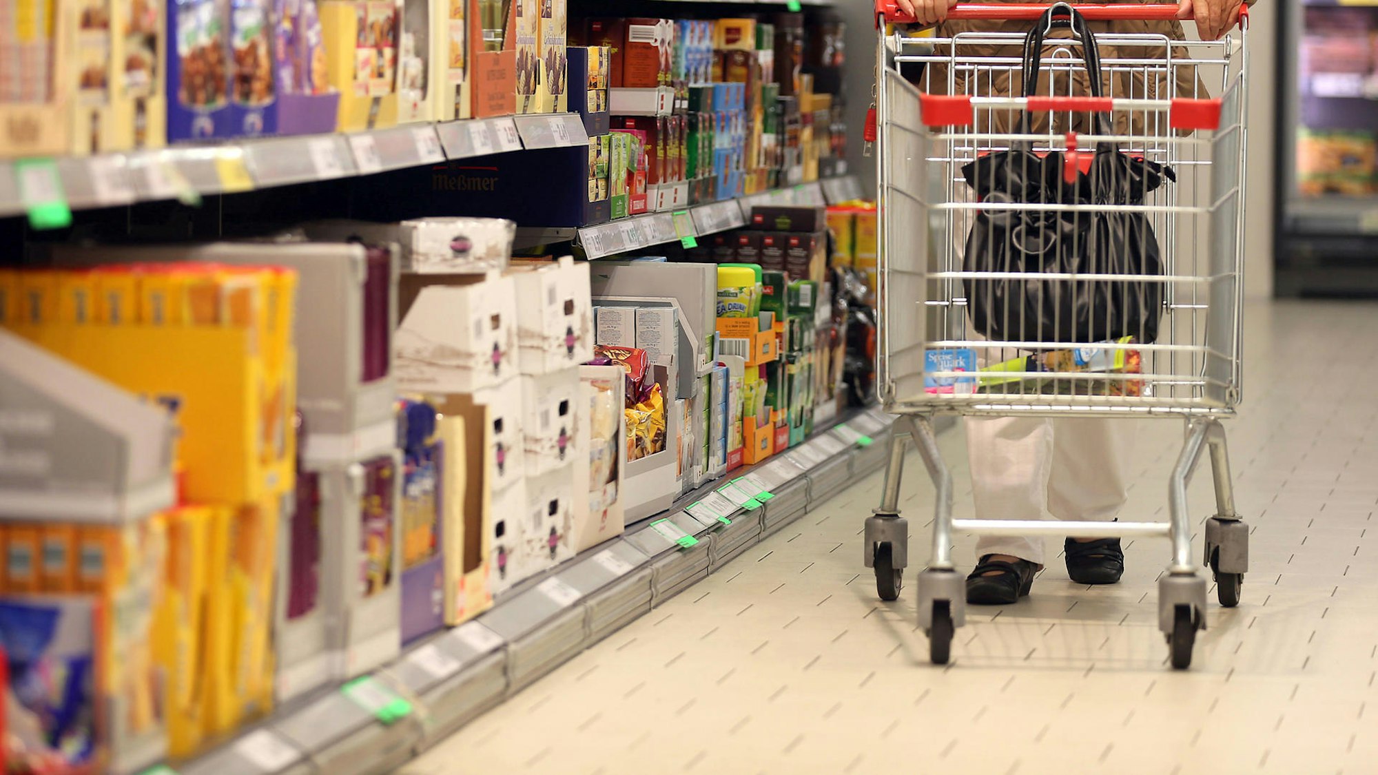 Das Bild zeigt ein Regal in einem Supermarkt.