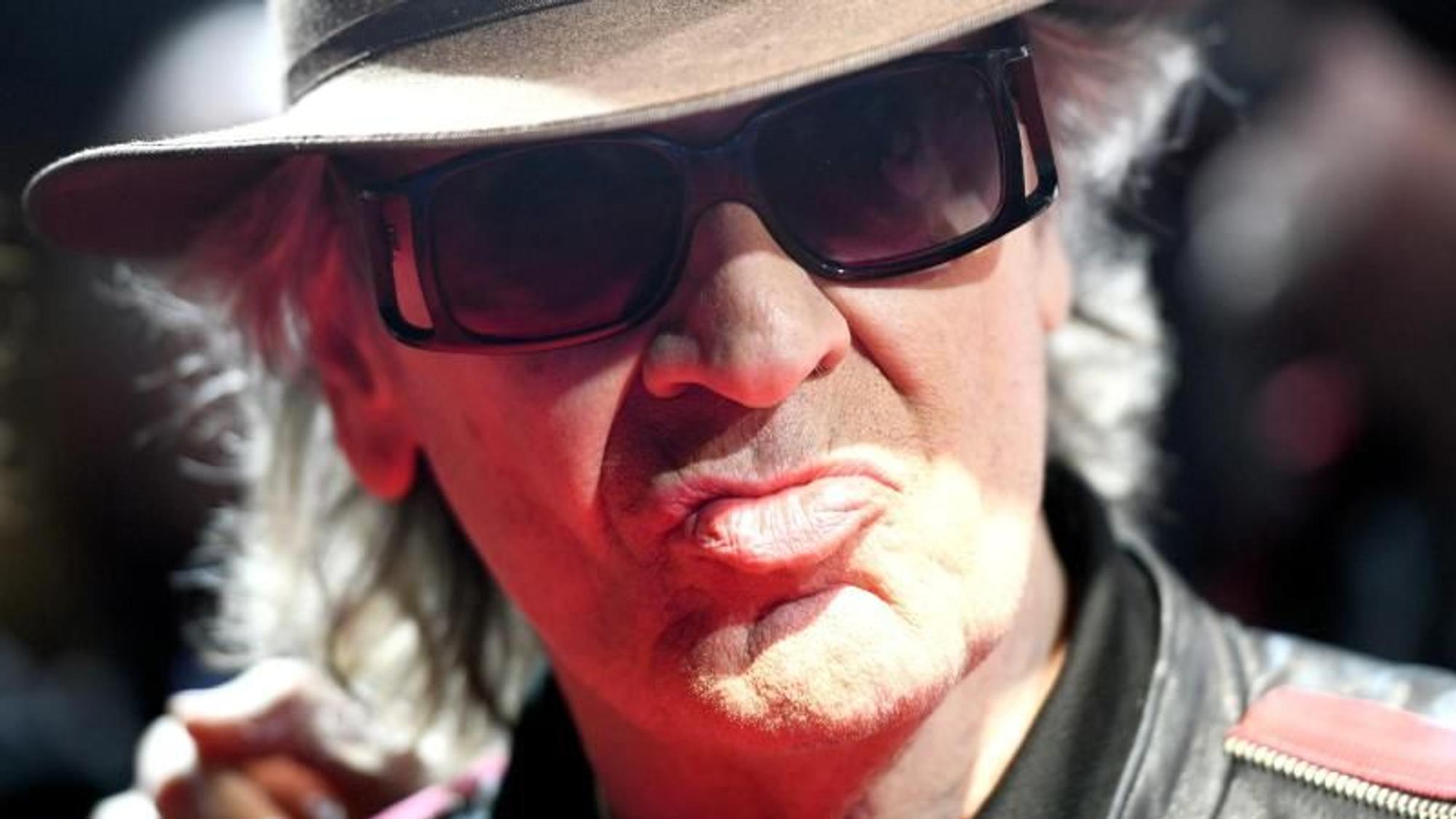 Nahaufnahme von Udo Lindenberg mit Sonnenbrille und Hut.