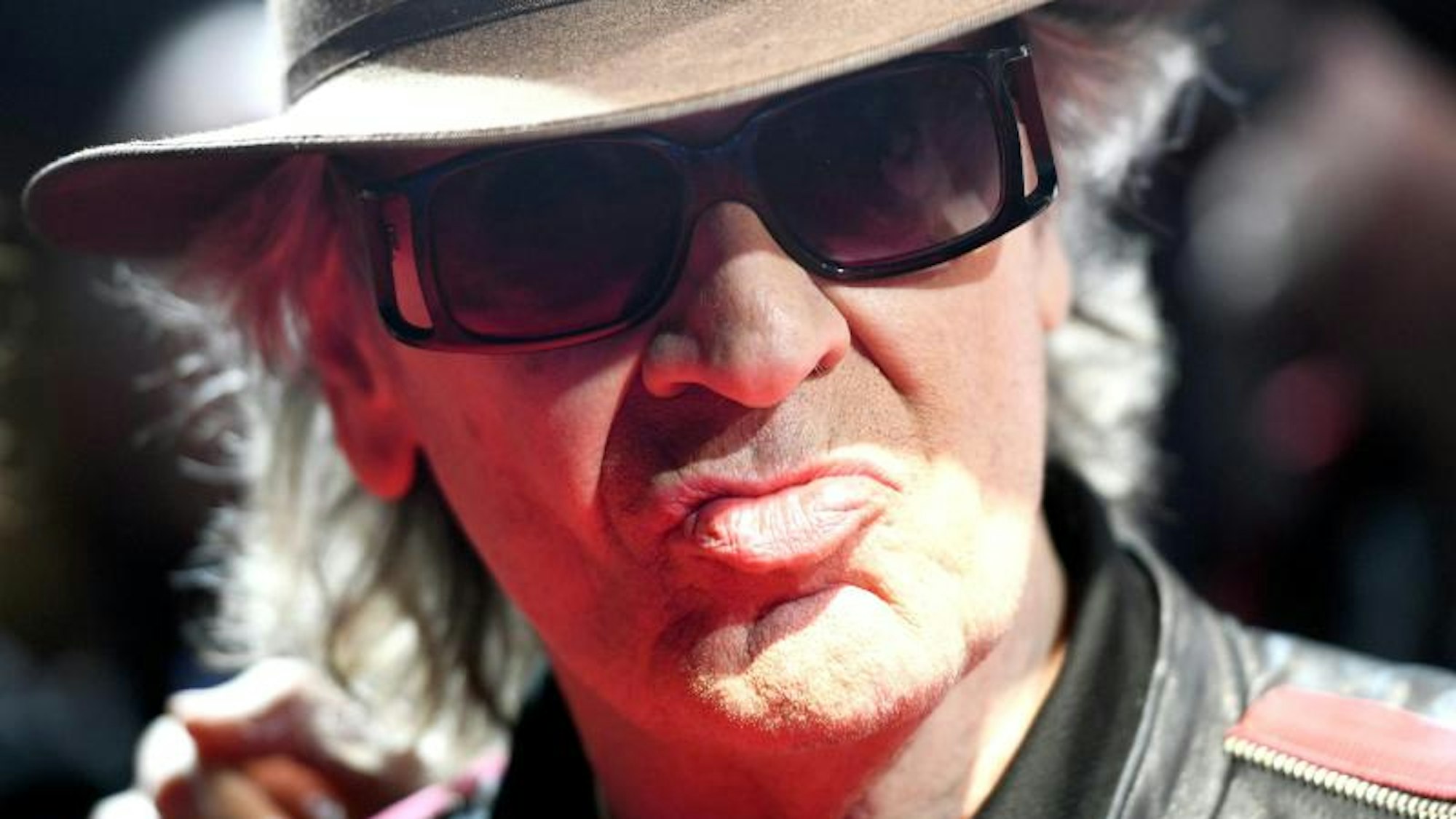 Nahaufnahme von Udo Lindenberg mit Sonnenbrille und Hut.