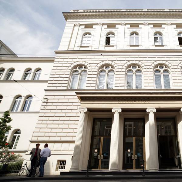 Vor dem Landgericht in Bonn beginnt erneut der Prozess um Fälle von Missbrauch gegen einen ehemaligen Lehrer aus Oberberg. Ihm wird vorgeworfen, sich an einer Schule im Kreissüden an drei Jungen sexuell vergangenen zu haben. Unser Foto zeigt das Gerichtsgebäude in Bonn.