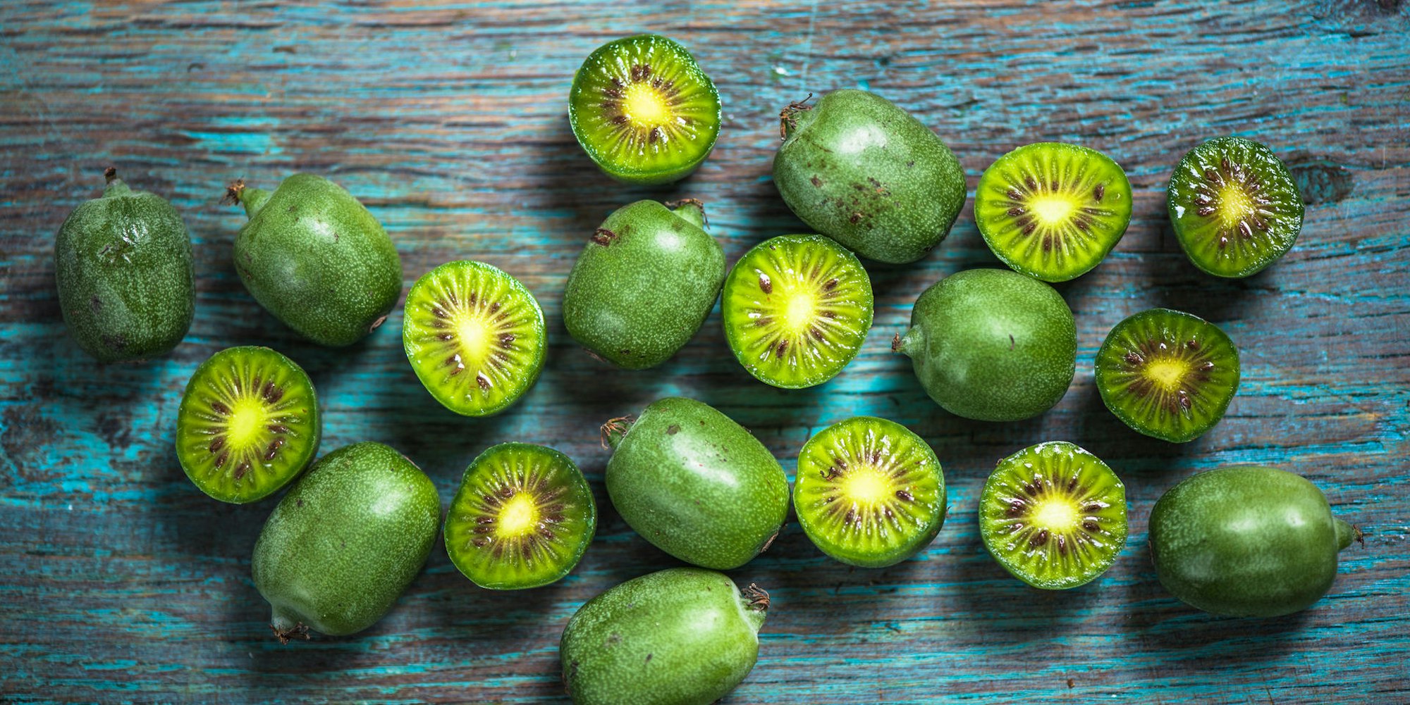 mini kiwi auf tisch