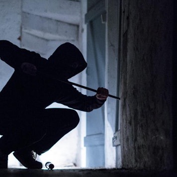 Ein Einbrecher im Gegenlicht (Symbolfoto).