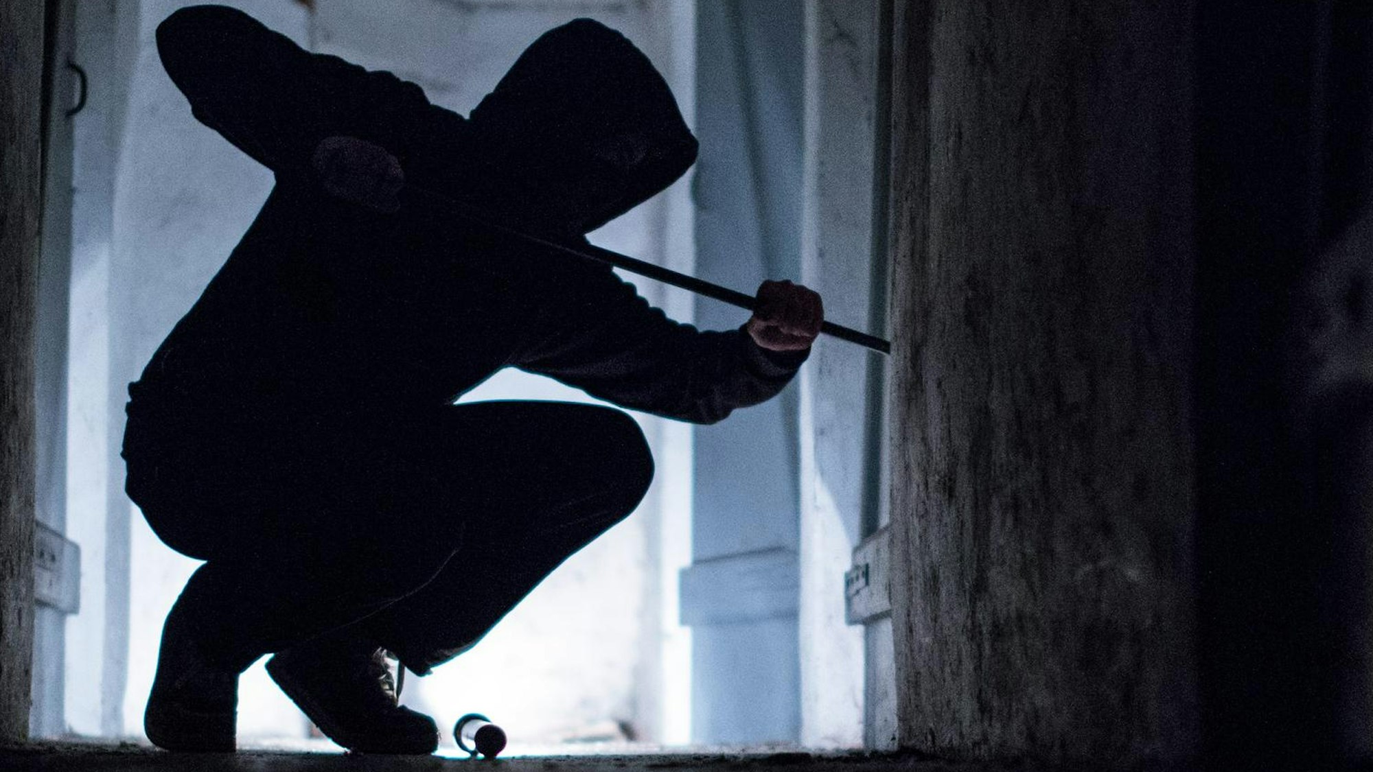 Ein Einbrecher im Gegenlicht (Symbolfoto).