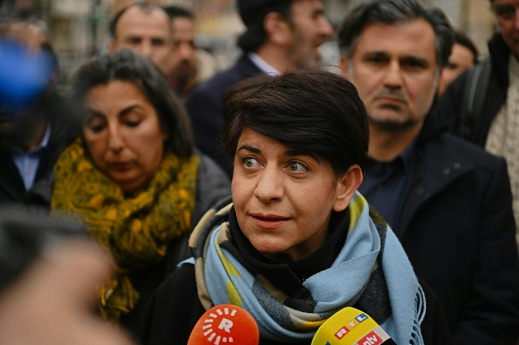 Berivan Aymaz ist in einer Menschenmenge zu sehen, sie spricht in ein Mikrofon.