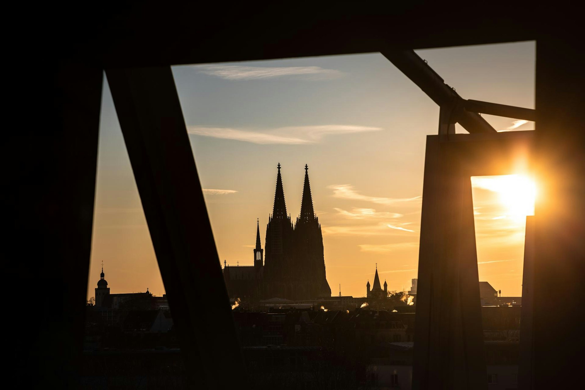 20.1. 2019, 9.02 Uhr - Der Dom bei Sonnenaufgang von der rechten Rheinseite aus.