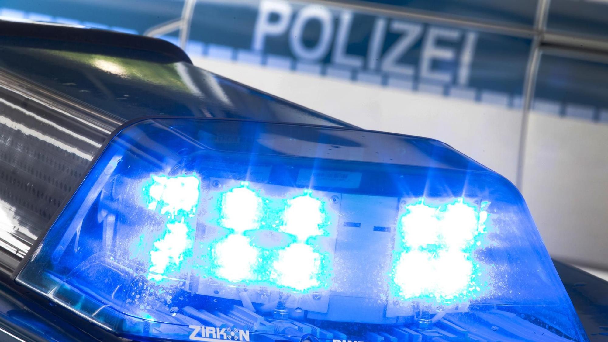 Blaulicht vor Polizeiwagen nachts.