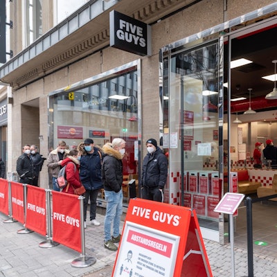 Five Guys Schlange draußen