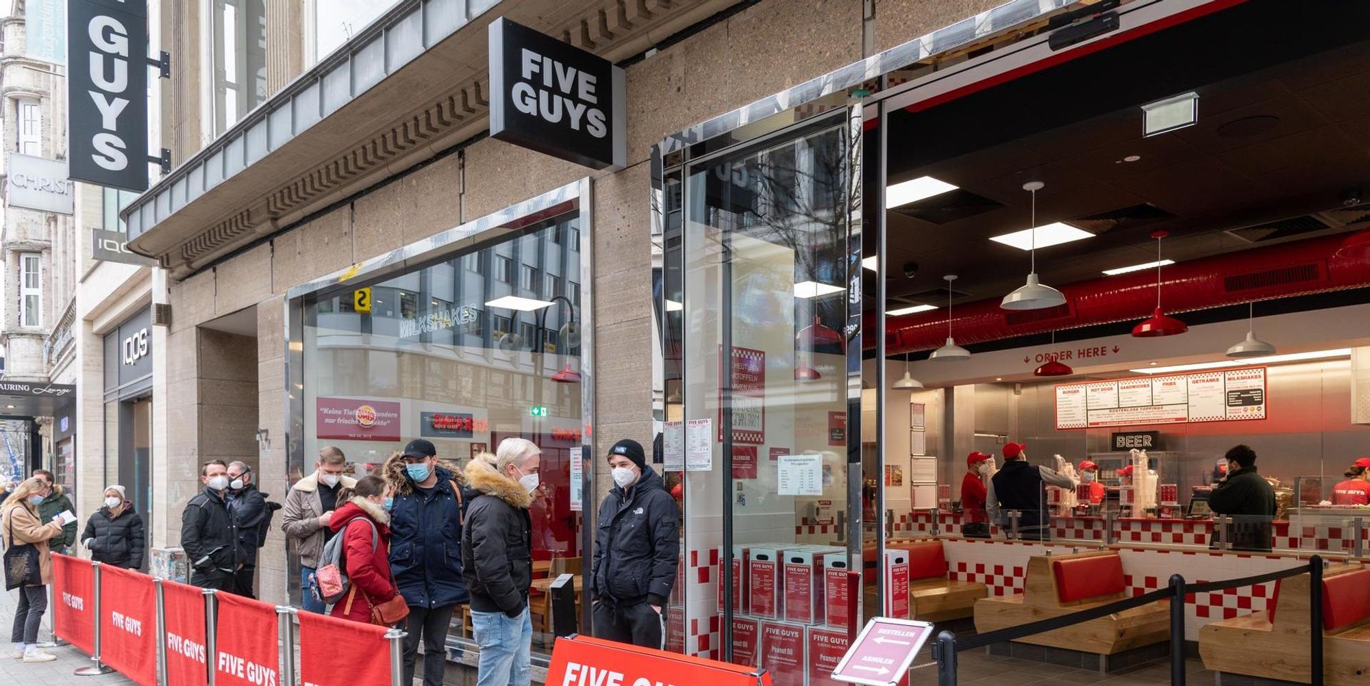 Five Guys Schlange draußen