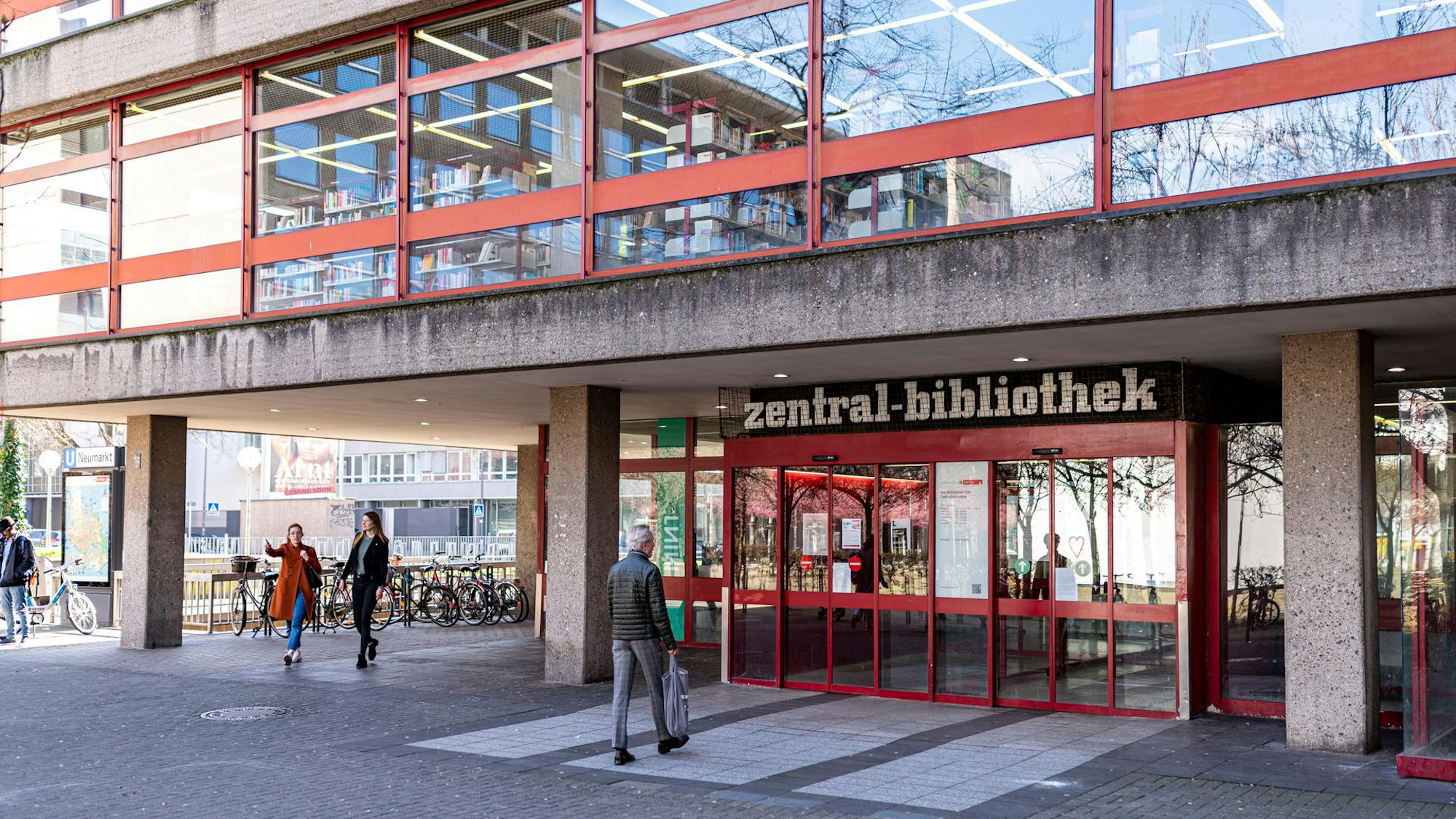 Die Vorderseite der Kölner Stadtbibliothek am Neumarkt.