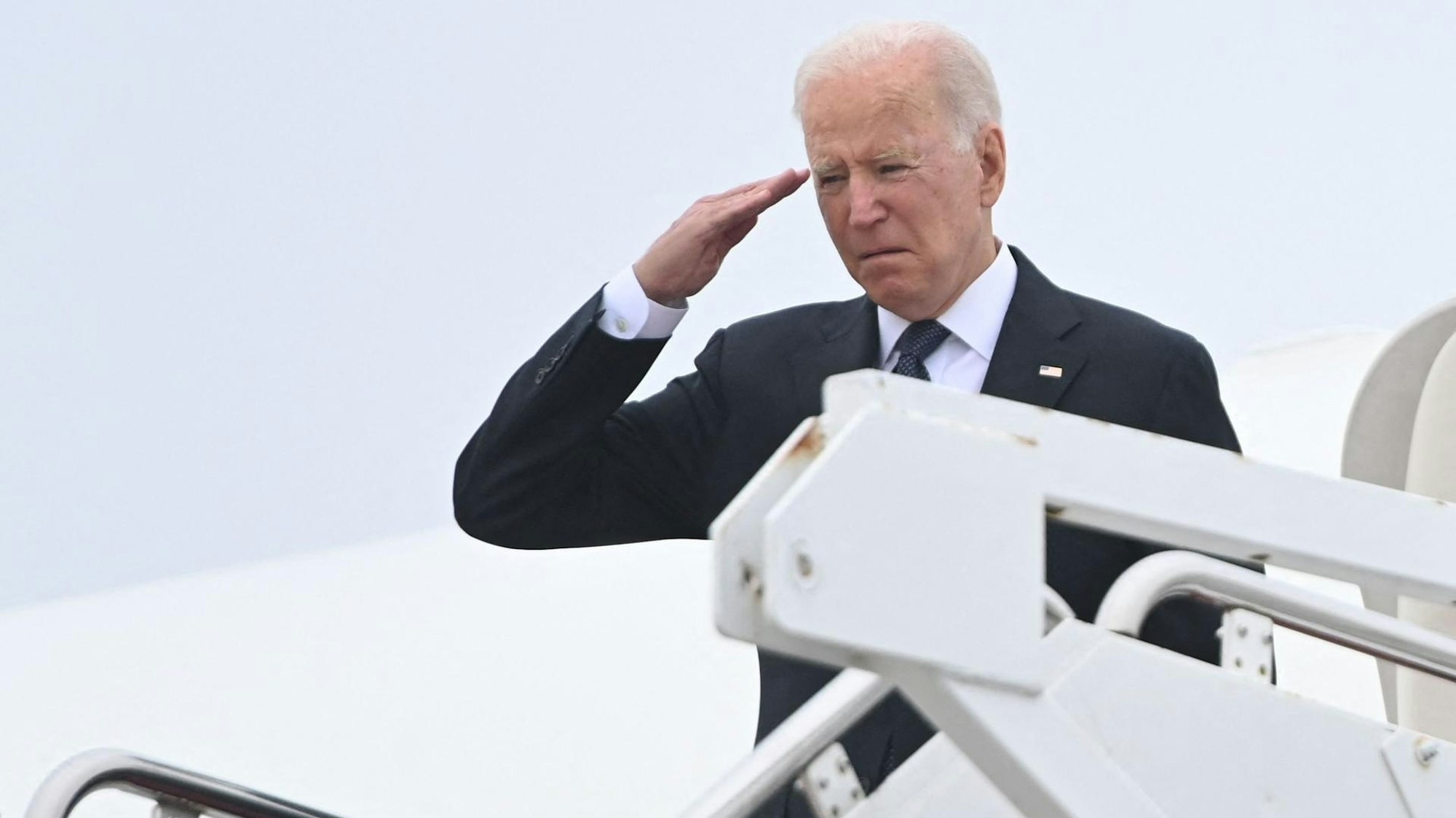 US-Präsident Joe Biden salutiert beim Aussteigen aus der Präsidentenmaschine Air Force One.