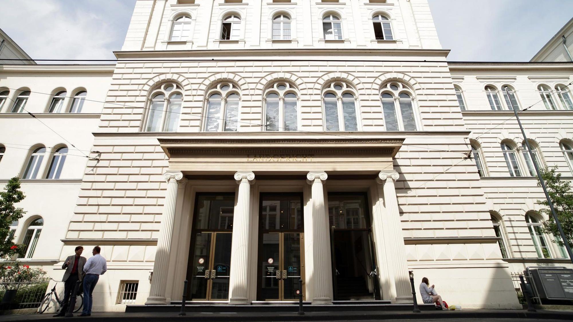 Das Bild zeigt den Eingangsbereich und die Fassade des Bonner Landgerichts.