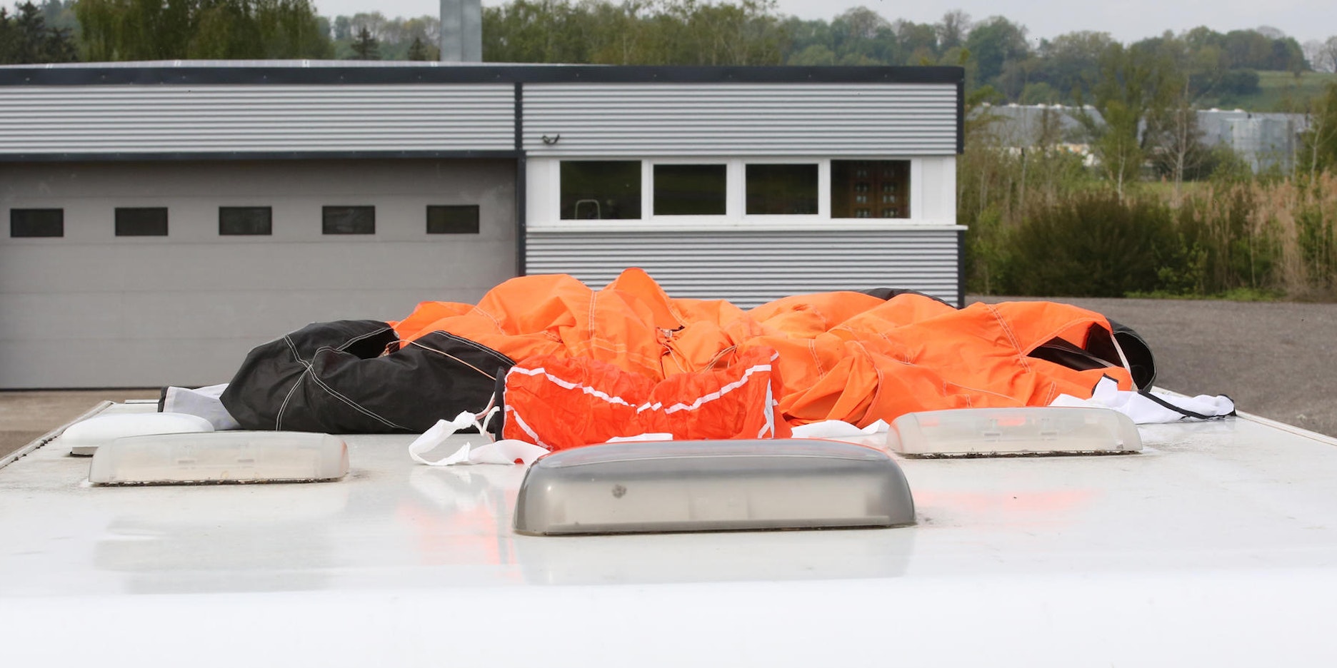 Verunglückte Fallschirmspringer aus 50 Metern dpa