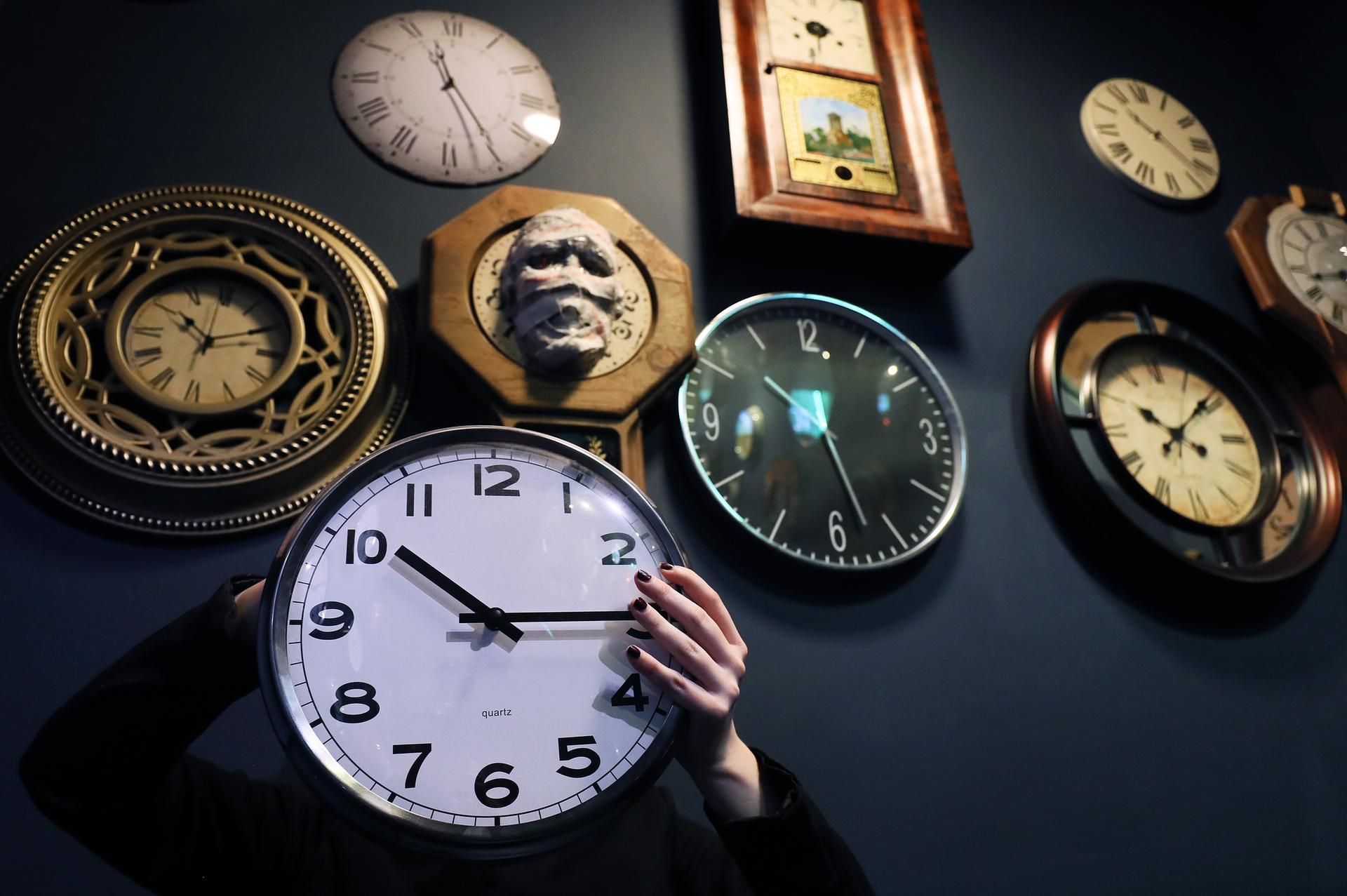 Uhren hängen im Uhr-Museum an der Wand