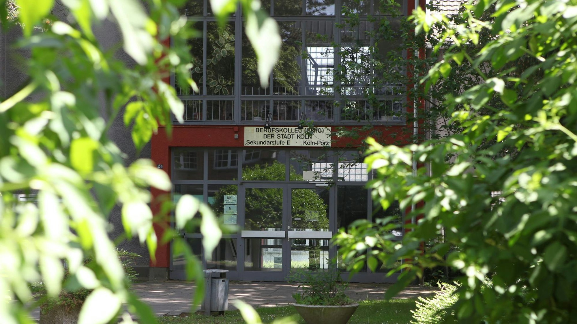 Archivaufnahme des Berufskollegs 10 in Köln-Porz.