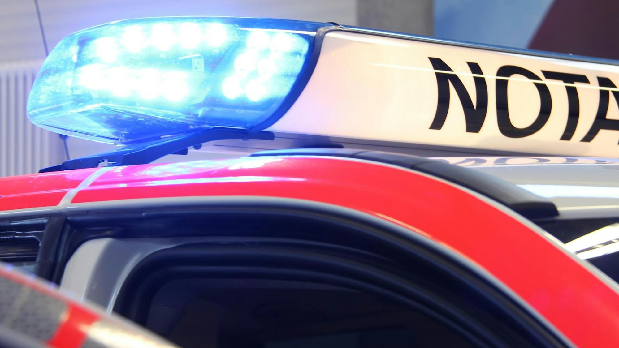 Das Blaulicht eines Notarztwagens.