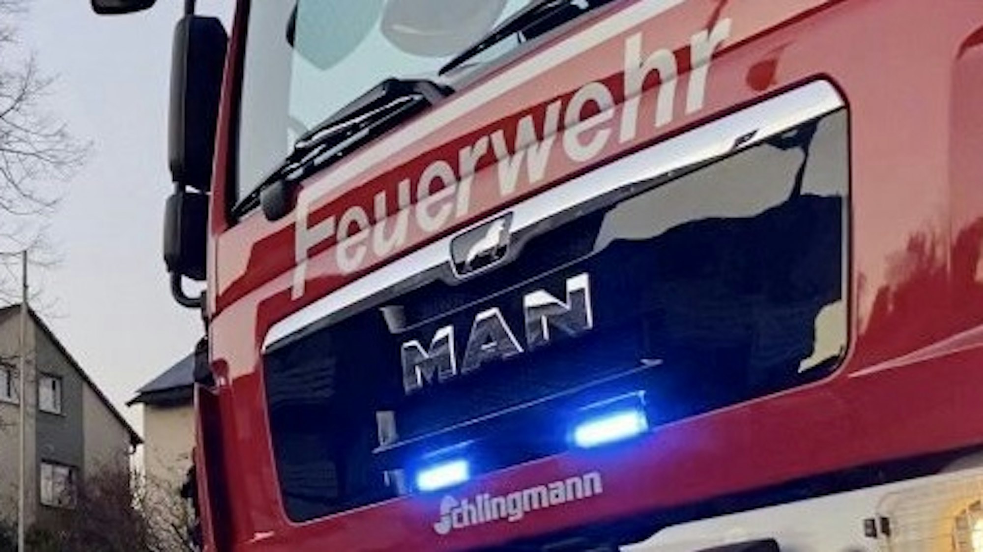 Ein Feuerwehrwagen mit Blaulicht.
