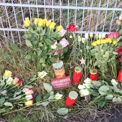 Getötete 17-Jährige Blumen und Kerzen 061218