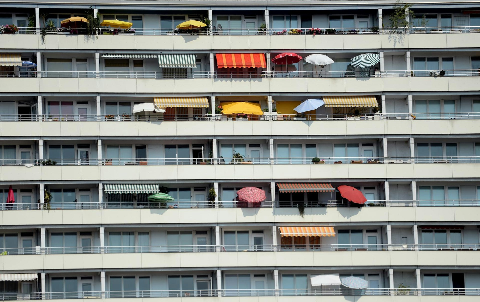 Hochhaus_Balkone_Markise
