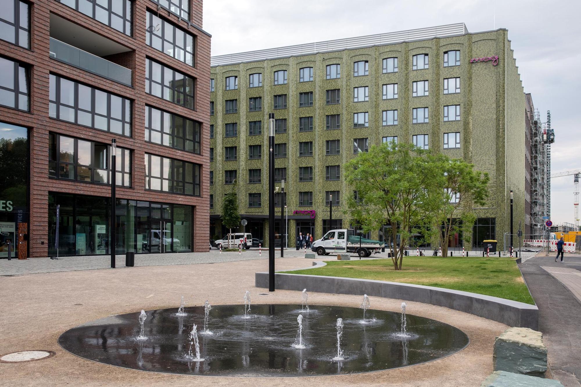 Moxy außen (1)