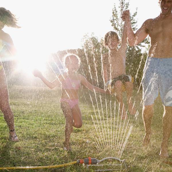Familie im Garten Getty Images