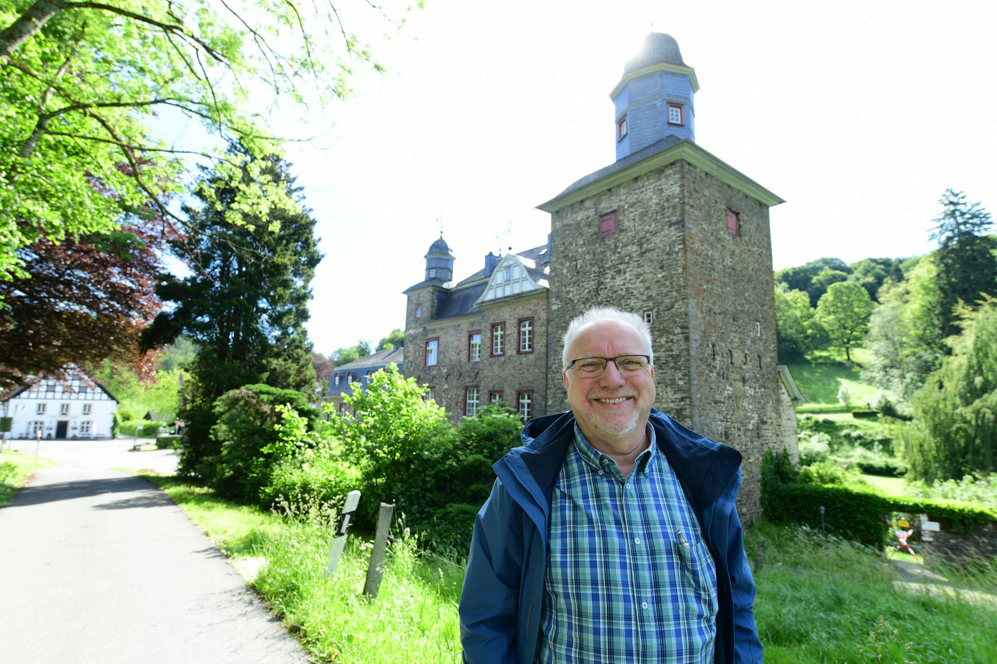 Promiwandern Willibert Pauels vor Kirche