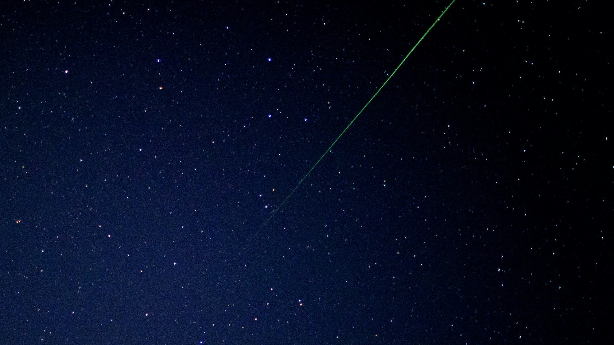 Sternschnuppe am Nachthimmel.