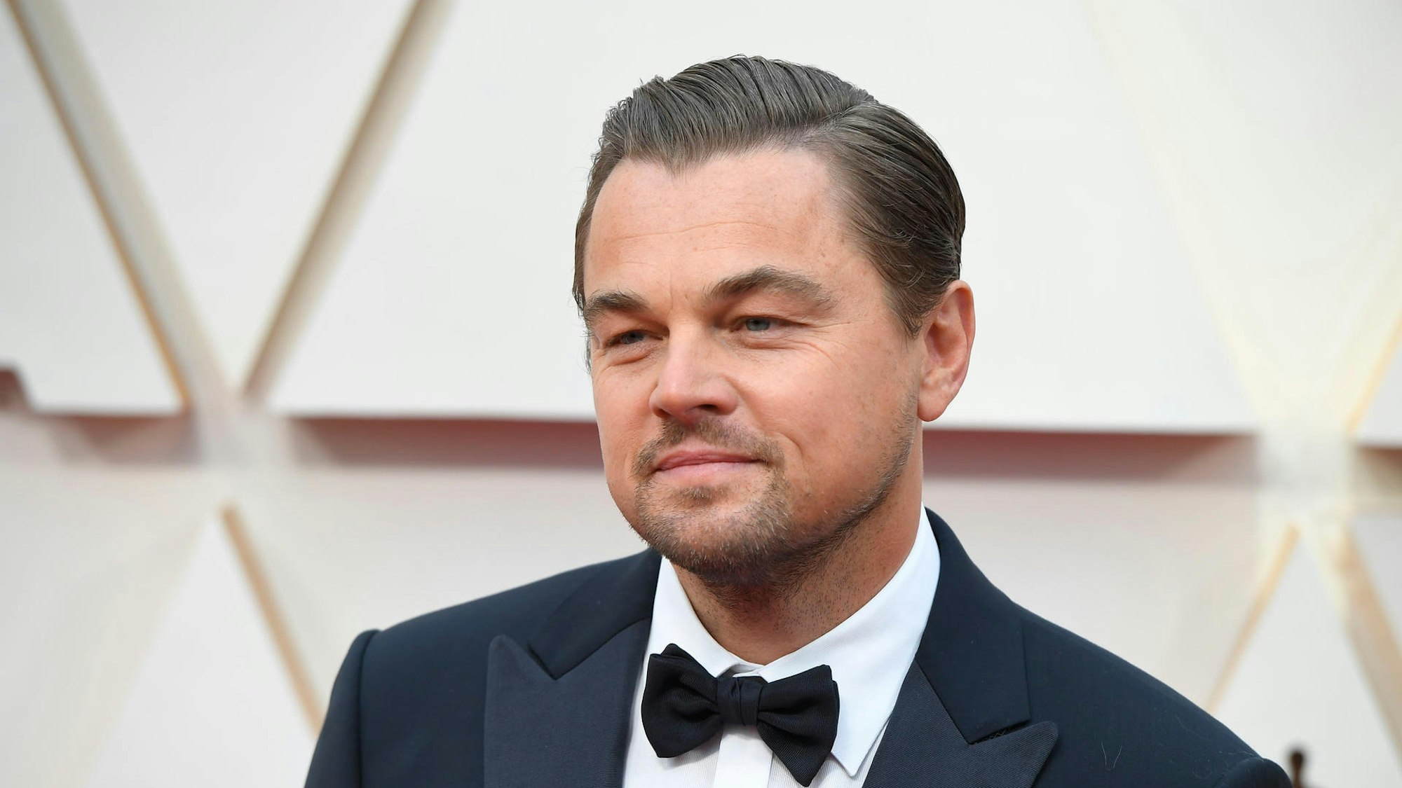 Leonardo DiCaprio im Anzug.
