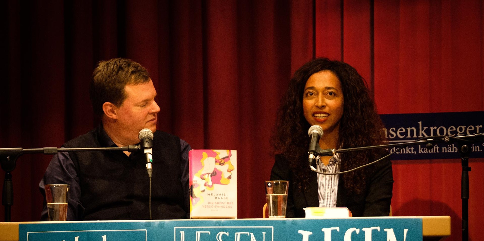 Melanie Raabe sitzt bei der Lesung vor dem Mirko.