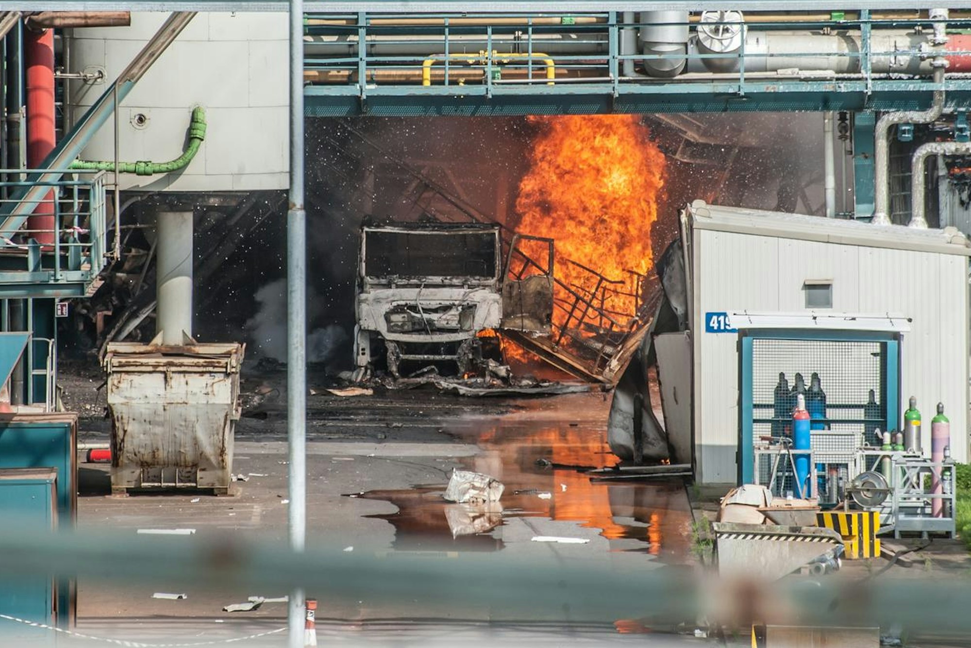Brand an einem Tanklaster nach der Explosion.