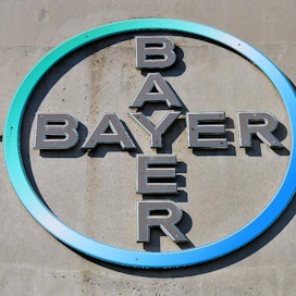 Die Logos von Bayer und Monsanto