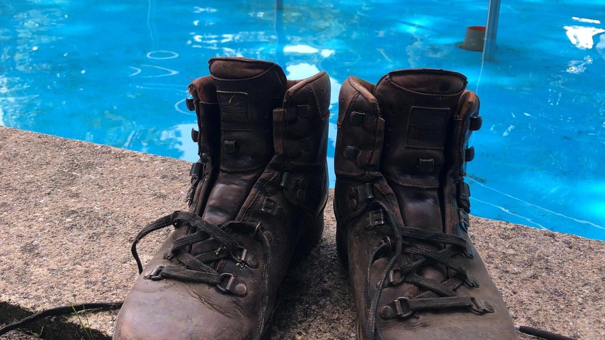 Schuhe stehen vor einem Kneippbecken