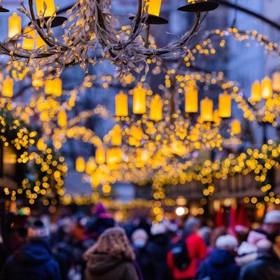 Weihnachtsmarkt ohne Beleuchtung