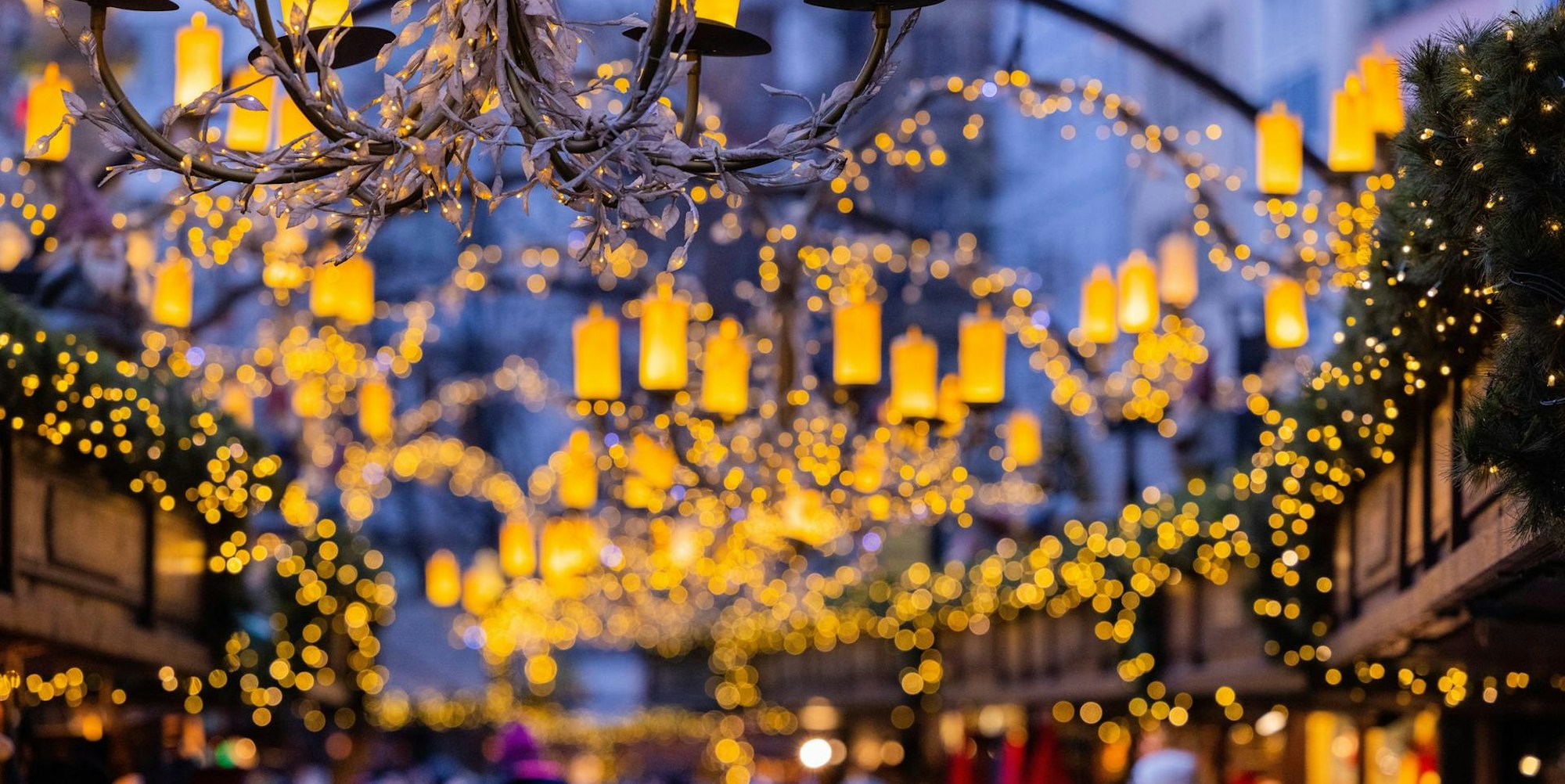 Weihnachtsmarkt ohne Beleuchtung