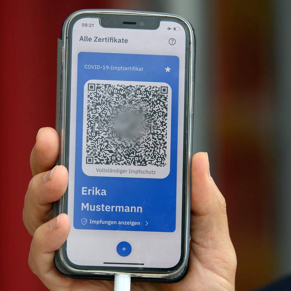 CovPass Symbolbild Handy App QR (1)