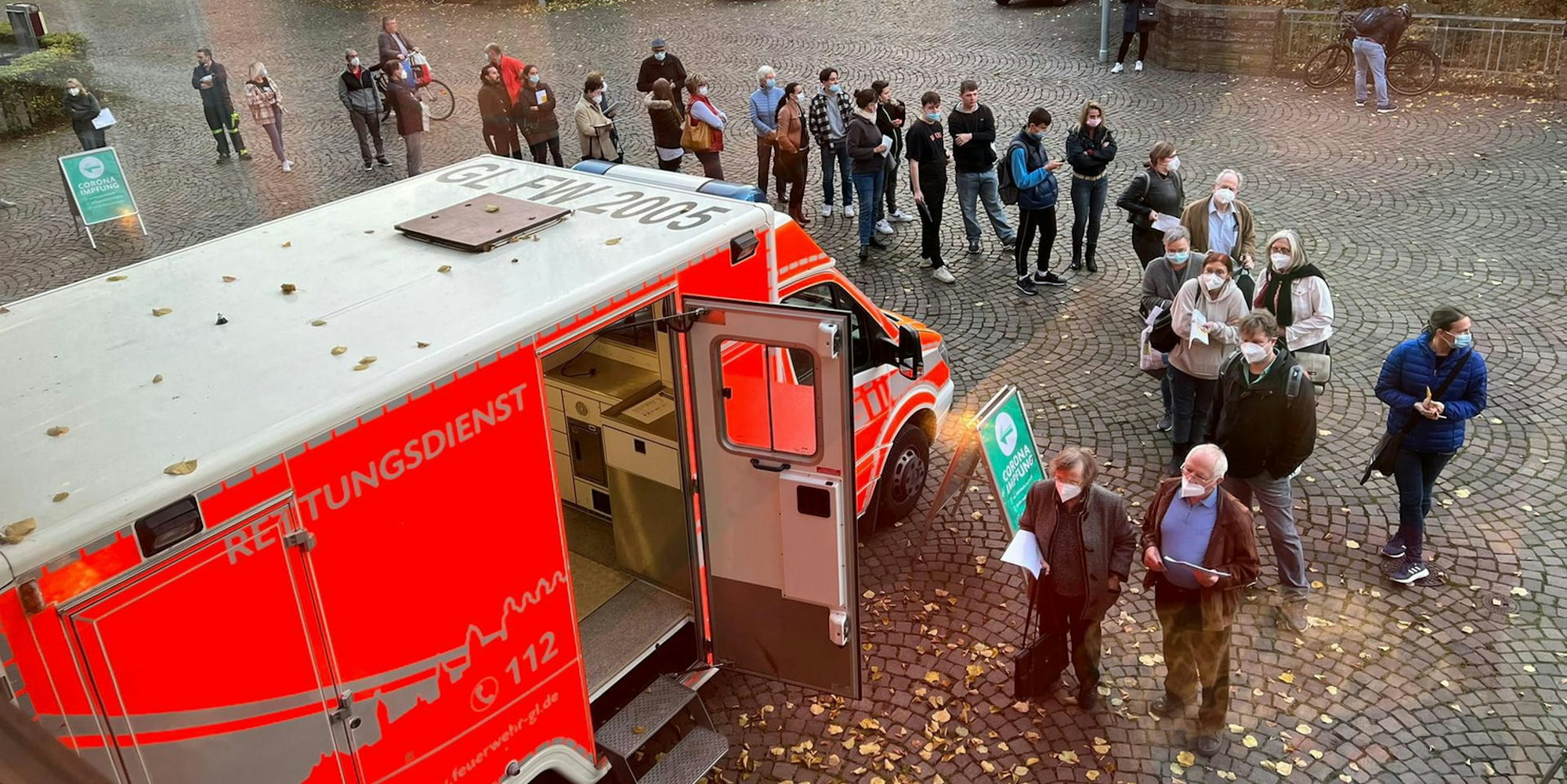 Schlange_vor_Impfmobil