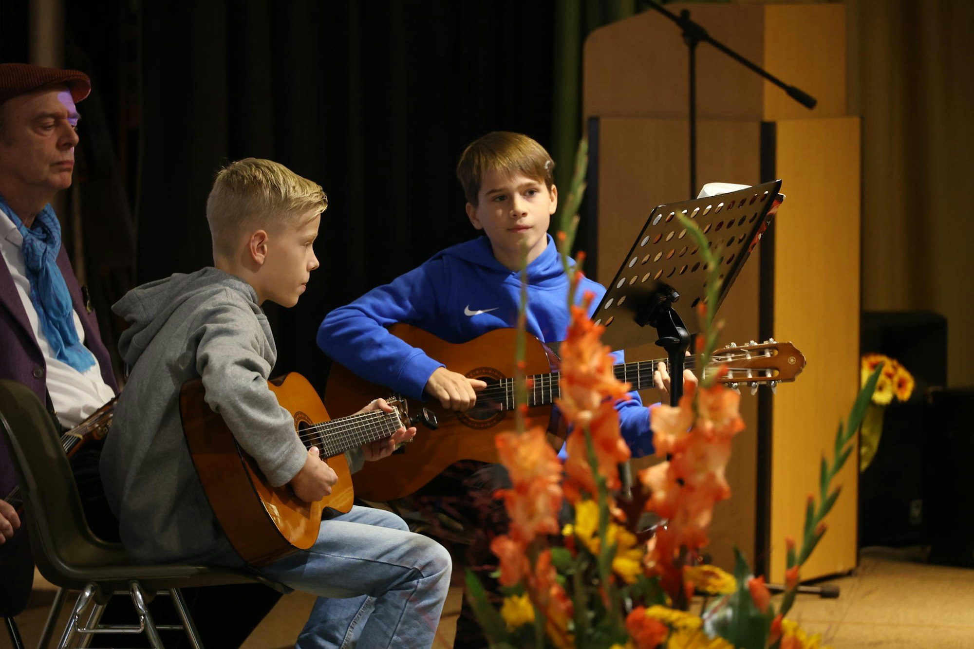 5 Tobias Duda Elyah Kemmerich mit ihrem Lehrer