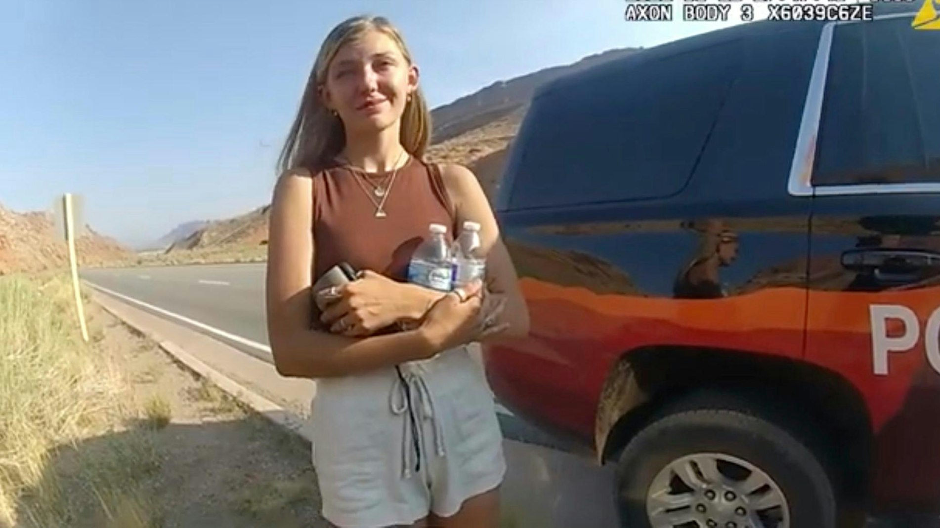Gabby Petito steht am Straßenrand bei einer Polizeikontrolle.